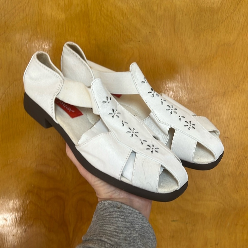 H Salon Sandals Women 8 wide White Leather low flat Comfort Walking